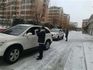 藍海投資張龍陽、侯杰，天福雅苑卡點執(zhí)勤.jpg